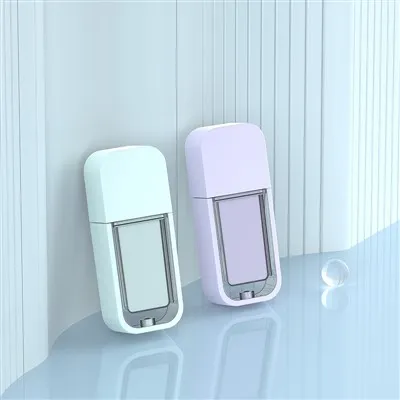 Порожній прозорий тюбик блиску для губ